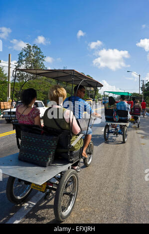 Vue verticale de bicitaxis de descendre une route principale à Camaguey, Cuba. Banque D'Images