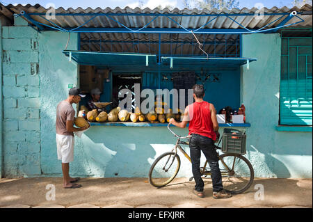 Vue horizontale de la principale marché de fruits et légumes à Camaguey, Cuba. Banque D'Images