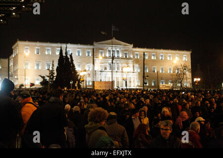 Athènes, Grèce. Feb 11, 2015. Nouveaux rallyes ''contre le chantage des prêteurs'' lieu à Athènes, Thessalonique et d'autres villes à l'occasion de la réunion extraordinaire de l'Eurogroupe. À Athènes, le principal est dans le rassemblement sur la place Syntagma, où des milliers de personnes se sont rassemblées. Le slogan principal de manifestants en place Syntagma est ''Souffle de dignité de toute la Grèce'', avec les organisateurs de l'envoi d'un appel à participation via Facebook. Les fonctionnaires européens leaders minimisé s'attendre à ce qu'un accord général de la dette avec la Grèce est probablement mercredi à une réunion d'urgence dans laquelle la Grèce. Banque D'Images