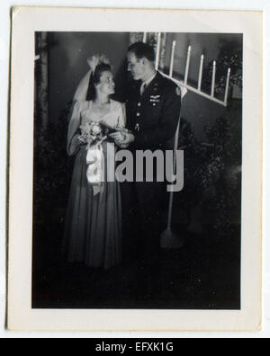 Le 12 décembre 2014 - Canada - Vers les années 1940 : Reproduction d'une photo, l'ancien époux posant dans la synagogue de l'arrière-plan d'une menorah, le marié est un pilote militaire de l'US Air Force (Image Crédit : © Igor Golovniov/ZUMA/ZUMAPRESS.com) fil Banque D'Images