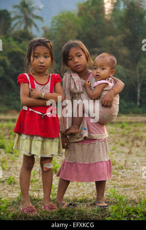 Portrait vertical de jeunes enfants laotiens dans la campagne autour de Vang Vieng. Banque D'Images