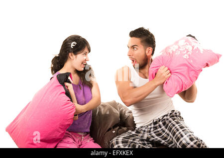 Avoir un beau couple mignon pillow fight Banque D'Images