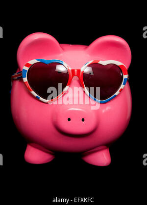 Piggy Bank wearing union jack lunettes coeur dentelle Banque D'Images