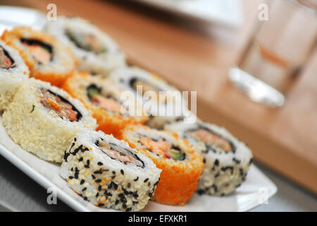 Sushi servi sur une assiette blanche. Un en-cas sain un en-cas rapide qui peut être mangé n'importe où sur la route. Banque D'Images