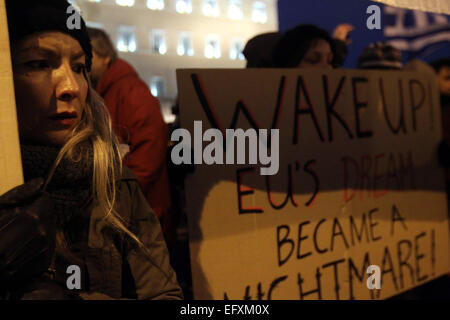 Athènes, Grèce. Feb 11, 2015. Grecs prendre part à un rassemblement devant le parlement grec, dans le centre d'Athènes, Grèce, le 11 février, 2015. Des milliers de Grecs sont descendus dans la rue ici et dans d'autres grandes villes le mercredi à l'appui du nouveau gouvernement dirigé par la gauche tandis que le ministre des Finances, Yanis Varoufakis participait à une réunion de l'Eurogroupe à Bruxelles sur la crise de la dette grecque. © Marios Lolos/Xinhua/Alamy Live News Banque D'Images