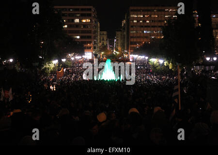 Athènes, Grèce. Feb 11, 2015. Grecs prendre part à un rassemblement devant le parlement grec, dans le centre d'Athènes, Grèce, le 11 février, 2015. Des milliers de Grecs sont descendus dans la rue ici et dans d'autres grandes villes le mercredi à l'appui du nouveau gouvernement dirigé par la gauche tandis que le ministre des Finances, Yanis Varoufakis participait à une réunion de l'Eurogroupe à Bruxelles sur la crise de la dette grecque. © Marios Lolos/Xinhua/Alamy Live News Banque D'Images