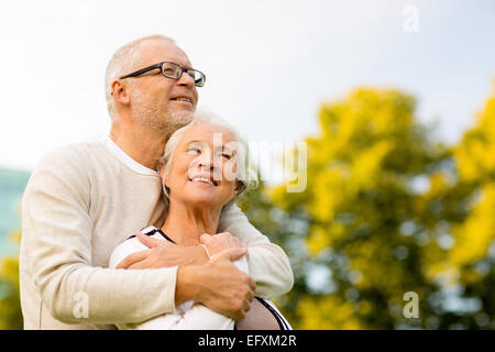 Senior couple hugging in park Banque D'Images