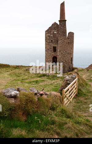 Moteur à l'abandon à la Chambre sur un Botallack misty summers day, Cornwall Uk Banque D'Images