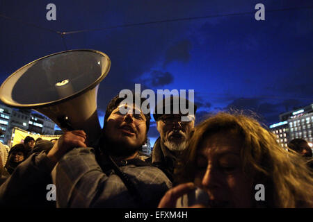 Athènes, Grèce. Feb 11, 2015. Grecs prendre part à un rassemblement devant le parlement grec, dans le centre d'Athènes, Grèce, le 11 février, 2015. Des milliers de Grecs sont descendus dans la rue ici et dans d'autres grandes villes le mercredi à l'appui du nouveau gouvernement dirigé par la gauche tandis que le ministre des Finances, Yanis Varoufakis participait à une réunion de l'Eurogroupe à Bruxelles sur la crise de la dette grecque. © Marios Lolos/Xinhua/Alamy Live News Banque D'Images