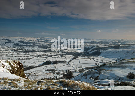 Vue sur la vallée de l'espoir et Castleton prises de Mam Tor dans le parc national de Peak District, Derbyshire, Angleterre, RU, FR Banque D'Images