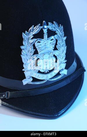 L'uniforme de policier casque avec HAMPSHIRE insigne de police avec remplissage bleu lumière. Banque D'Images