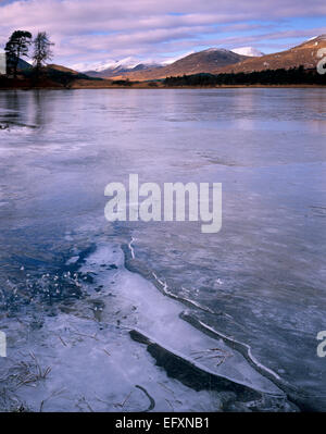 Loch Tulla et l'Blackmount Hills dans l'état d'hiver Banque D'Images