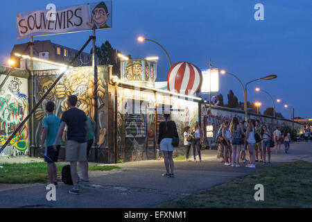 East Side Gallery, magasin de souvenirs, Crépuscule, Berlin, Allemagne Banque D'Images