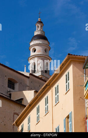 Menton St Michel tour de l'église de couleur pêche avec chambre avec volets lblue en premier plan Alpes-Maritimes Côte d'Azur France Banque D'Images