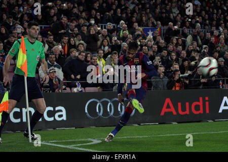 Barcelone, Espagne. Feb 11, 2015. Copa del Rey Semi finale 1ère manche. Barcelone contre Villarreal. Neymar prend le corner : Action Crédit Plus Sport/Alamy Live News Banque D'Images