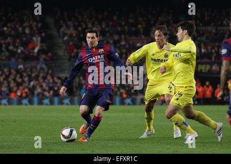 Barcelone, Espagne. Feb 11, 2015. Copa del Rey Semi finale 1ère manche. Barcelone contre Villarreal. Messi contesté par Trigueros (R) : Action de Crédit Plus Sport/Alamy Live News Banque D'Images