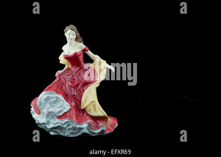 Figurine en porcelaine portant une robe rouge Banque D'Images