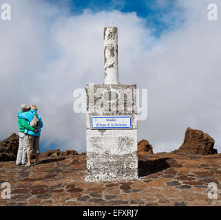 Les touristes visitent le point de vue Mirador del Roque de los Muchachos à la plus haute montagne sur l'île canarienne de La Palma. Banque D'Images