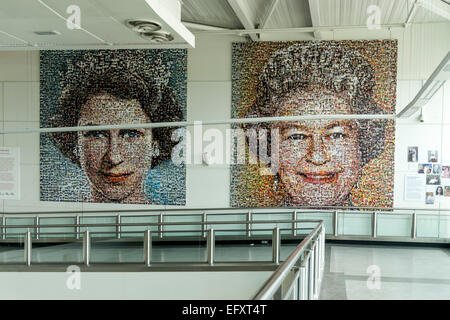 La Reine, de l'Art par Helen Marchall, 5500 photos d'une mosaïque de célébrer le Jubilé de diamant de Sa Majesté , l'aéroport de Gatwick, Londo Banque D'Images