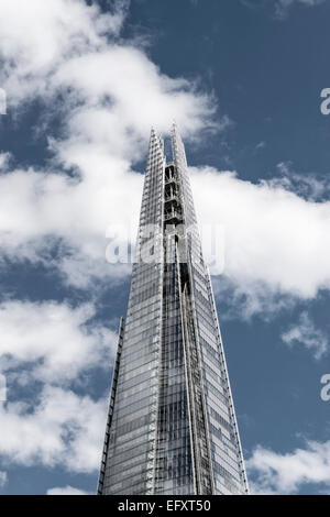 Le fragment de l'architecte Renzo Piano, t southwalk, nuages, London, UK Banque D'Images