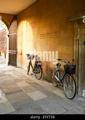 Clare College Cambridge Vélos étudiant. Vélos appuyé contre un mur, de l'Université de Cambridge UK Banque D'Images