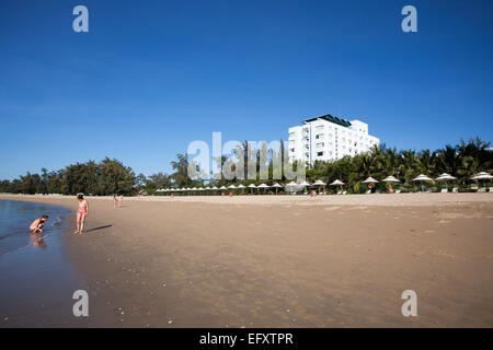 Plage avec chaises de plage Saigon Ninh Chu Resort sur la plage de Phan Rang, Ninh Thuan, Vietnam Banque D'Images