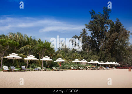 Plage avec chaises de plage Saigon Ninh Chu Resort sur la plage de Phan Rang, Ninh Thuan, Vietnam Banque D'Images