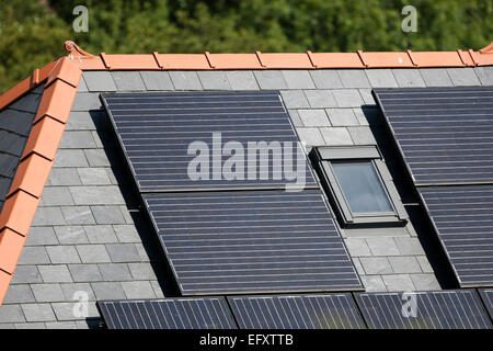 Des panneaux solaires sur toit de maison Banque D'Images