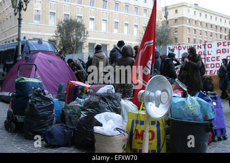 Naples, Italie. Feb 11, 2015. Les personnes expulsées de "belvédère" de l'école de Naples ont occupé la place en face de Palazzo San Giacomo, sur la Piazza Municipio exposant banderoles. Credit : Salvatore Esposito/Pacific Press/Alamy Live News Banque D'Images