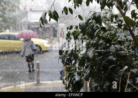 Athènes, Grèce. Feb 11, 2015. La neige n'y a passé un peu de temps avant qu'il soit fondu. Après des semaines de printemps comme la météo, la neige est arrivée à Athènes pour un court moment. Crédit : Michael Debets/Pacific Press/Alamy Live News Banque D'Images