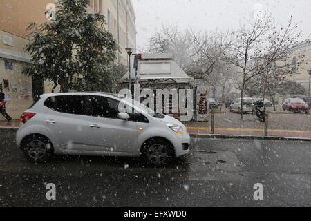 Athènes, Grèce. Feb 11, 2015. Une voiture conduit par la chute de neige à Athènes. Après des semaines de printemps comme la météo, la neige est arrivée à Athènes pour un court moment. Crédit : Michael Debets/Pacific Press/Alamy Live News Banque D'Images