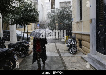 Athènes, Grèce. Feb 11, 2015. Une femme marche dans la neige à Athènes. Après des semaines de printemps comme la météo, la neige est arrivée à Athènes pour un court moment. Crédit : Michael Debets/Pacific Press/Alamy Live News Banque D'Images