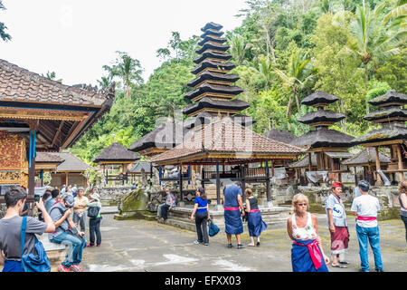 Les touristes visitant le Temple Hindou Pura Kehen Bangli Bali Indonésie Banque D'Images