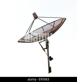 Antenne satellite isolé sur fond blanc Banque D'Images