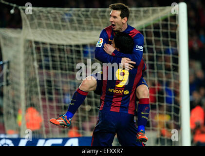 Barcelone, Espagne. Feb 11, 2015. Lionel Messi de Barcelone (Haut) célèbre son but durant la première demi-finale de la Coupe du Roi football match de jambe contre Villareal, au Stade Camp Nou à Barcelone, Espagne, le 11 février 2015. Barcelone a gagné 3-1. Credit : Pau Barrena/Xinhua/Alamy Live News Banque D'Images