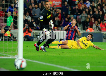 Barcelone, Espagne. Feb 11, 2015. Barcelone, Luis Suarez (C) réagit au cours de la première demi-finale de la Coupe du Roi football match de jambe contre Villareal, au Stade Camp Nou à Barcelone, Espagne, le 11 février 2015. Barcelone a gagné 3-1. Credit : Pau Barrena/Xinhua/Alamy Live News Banque D'Images