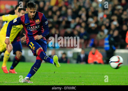 Barcelone, Espagne. Feb 11, 2015. Barcelone, Neymar et rate un coup de mort au cours de la première demi-finale de la Coupe du Roi football match de jambe contre Villareal, au Stade Camp Nou à Barcelone, Espagne, le 11 février 2015. Barcelone a gagné 3-1. Credit : Pau Barrena/Xinhua/Alamy Live News Banque D'Images