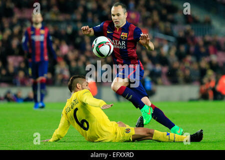 Barcelone, Espagne. Feb 11, 2015. Andres Iniesta Barcelone (R) rivalise avec Villareal's Dos Santos au cours de la première demi-finale de la Coupe du Roi football match de jambe au Stade Camp Nou à Barcelone, Espagne, le 11 février 2015. Barcelone a gagné 3-1. Credit : Pau Barrena/Xinhua/Alamy Live News Banque D'Images