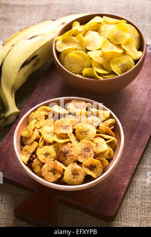 Bols de Sweet (avant) et salé (retour) plantain frites, un snack populaire en Amérique du Sud, photographié avec un éclairage naturel Banque D'Images