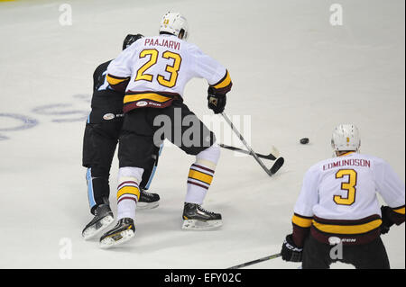 Rosemont, IL, USA. Feb 11, 2015. Chicago Wolves' Magnus Paajarvi (23) et Milwaukee Admirals' Ian White (15) lutte pour la rondelle au cours de la Ligue américaine de Hockey match entre les Chicago Wolves et les Milwaukee Admirals à l'Allstate Arena à Rosemont, IL. Patrick Gorski/CSM/Alamy Live News Banque D'Images