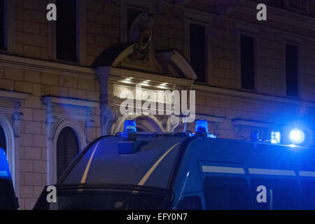 L'ambassade allemande gardée par la police. Manifestation de solidarité avec les Grecs, avant que l'ambassade allemande à Rome. Présenter quelques centaines de manifestants appartenant à des mouvements et partis de l'extrême-gauche italien. © Luca/Prizia Pacific Press/Alamy Live News Banque D'Images