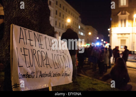 Des banderoles contre la politique d'austérité imposée par l'Europe pour la Grèce. Manifestation de solidarité avec les Grecs, avant que l'ambassade allemande à Rome. Présenter quelques centaines de manifestants appartenant à des mouvements et partis de l'extrême-gauche italien. © Luca/Prizia Pacific Press/Alamy Live News Banque D'Images