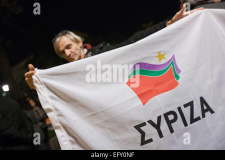 Le pavillon de Syriza. Manifestation de solidarité avec les Grecs, avant que l'ambassade allemande à Rome. Présenter quelques centaines de manifestants appartenant à des mouvements et partis de l'extrême-gauche italien. © Luca/Prizia Pacific Press/Alamy Live News Banque D'Images