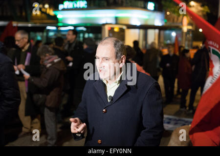 Le dirigeant communiste Paolo Ferrero. Manifestation de solidarité avec les Grecs, avant que l'ambassade allemande à Rome. Présenter quelques centaines de manifestants appartenant à des mouvements et partis de l'extrême-gauche italien. © Luca/Prizia Pacific Press/Alamy Live News Banque D'Images