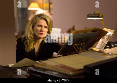 Un document non daté photo montre l'actrice Barbara Sukowa dans une photo tirée du film 'Le Monde Perdu' par le réalisateur Margarethe von Trotta. Le film sera présenté dans la section "Berlinale Special" du 65e Festival du Film de Berlin "Berlinale", qui se déroule du 05 au 15 février 2015. PHOTO : JAN BETKE/Concorde Filmverleih /BERLINALE/DPA - CRÉDIT OBLIGATOIRE/PAS DE VENTES/UTILISEZ UNIQUEMENT JUSQU'AU 15 MARS 2015 DOCUMENT D'USAGE ÉDITORIAL SEULEMENT - Banque D'Images