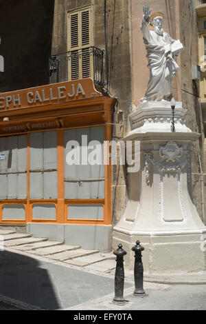 Coin de rue, statue de St Paul à La Valette, Malte Banque D'Images