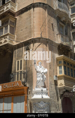 Coin de rue, statue de St Paul à La Valette, Malte Banque D'Images