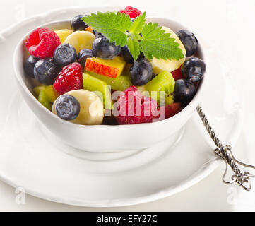 Salade de fruits frais dans un bol blanc. Selective focus Banque D'Images