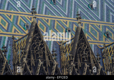 Le quartier historique de la cathédrale Saint-Étienne de Vienne, l'Autriche est célèbre pour ses motifs et couleurs sur le toit éblouissante. Banque D'Images