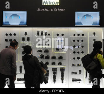 Tokyo, Japon. 12 Février, 2015. Les visiteurs regarder Nikon produits à la CP et l'appareil photo Photo Imaging Show à Yokohama, Japon, le 12 février 2015. Les quatre jours d'exposition a été ouverte le 12 février. Credit : Stringer/Xinhua/Alamy Live News Banque D'Images